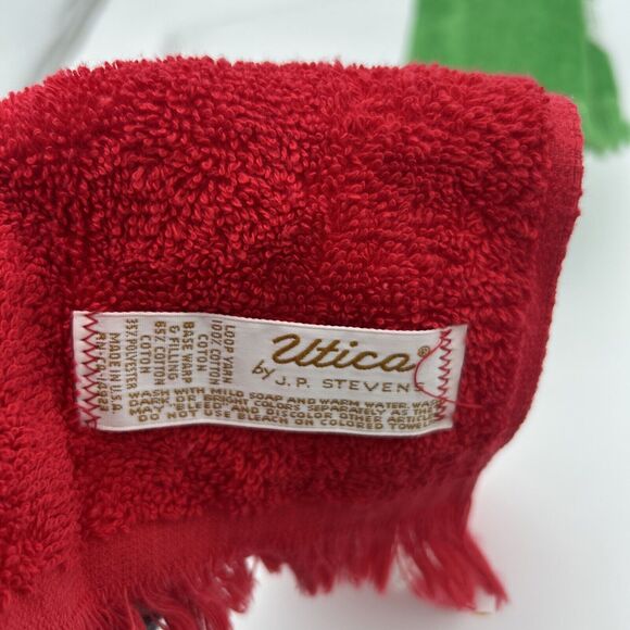 2 Vintage Stevens Utica Fingertip Towels Poinsettia’s Green And Red With Lace - Picture 6 of 11